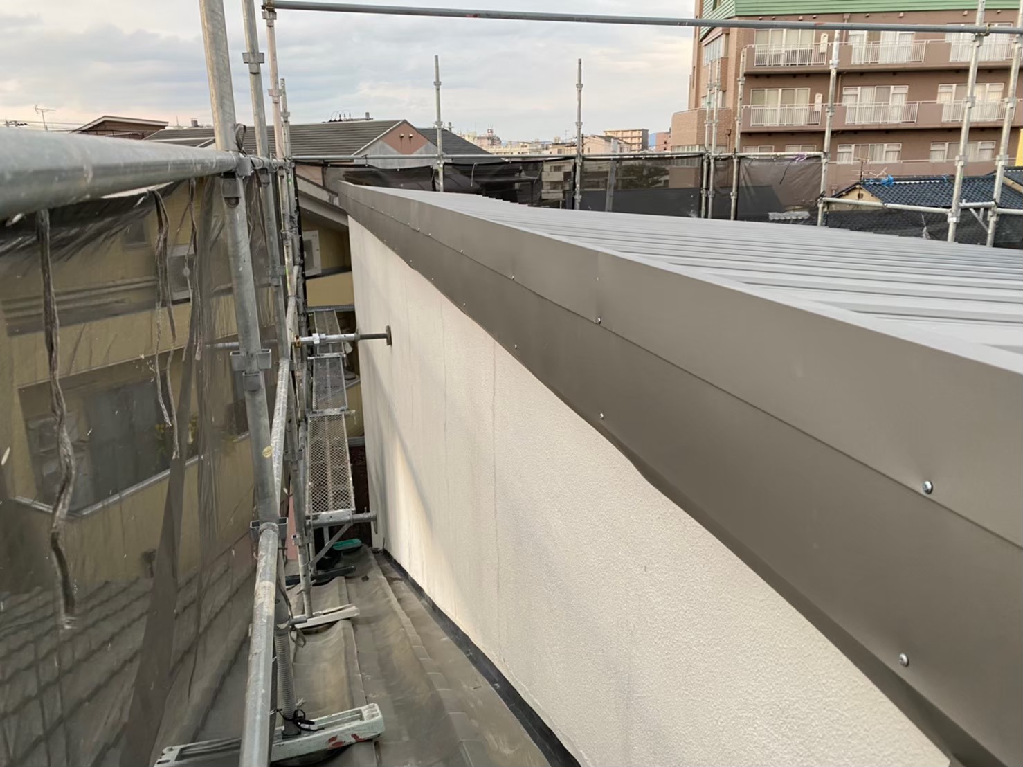 勾配の緩い屋根立平葺き